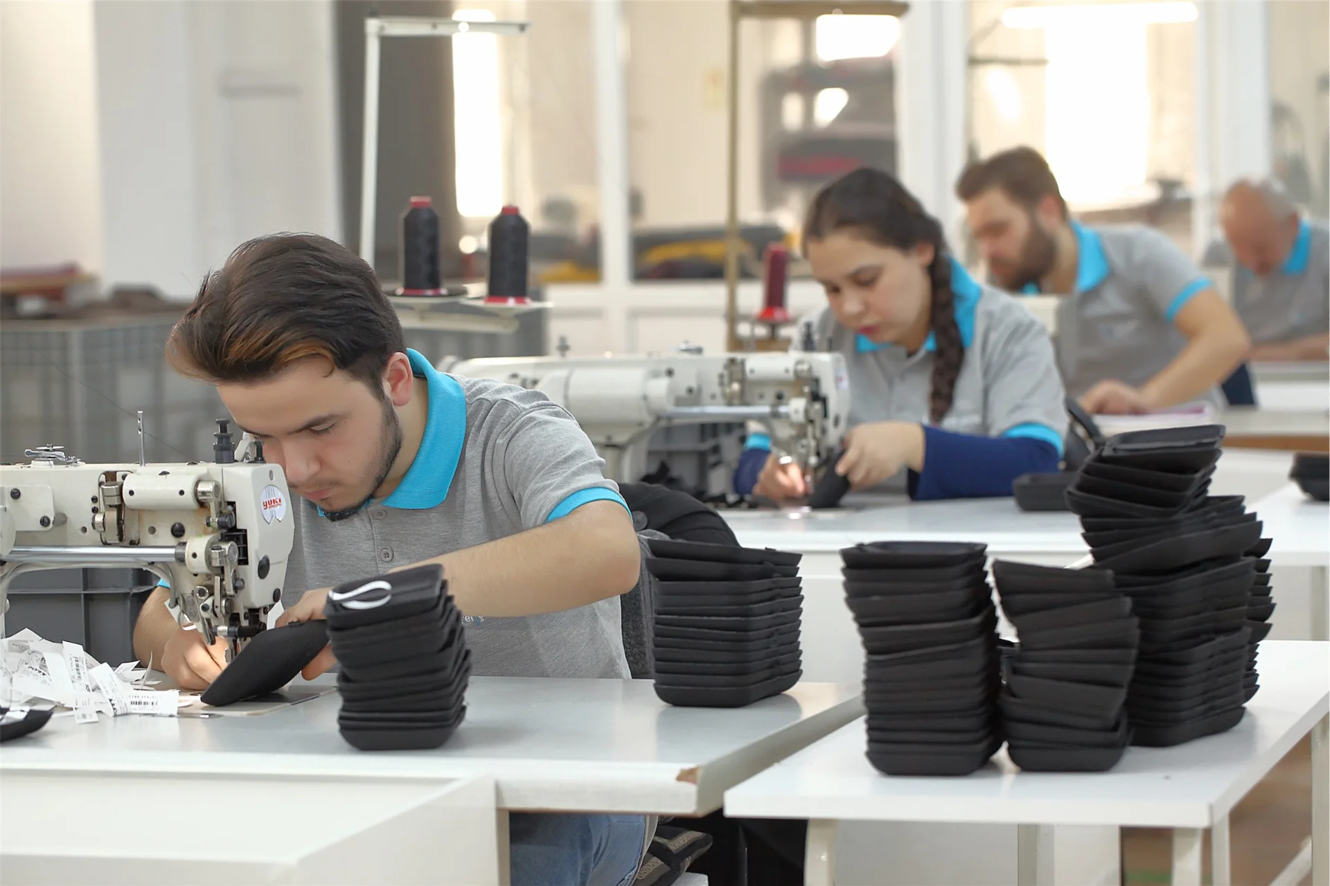 MACK üretim hattında çanta montajı